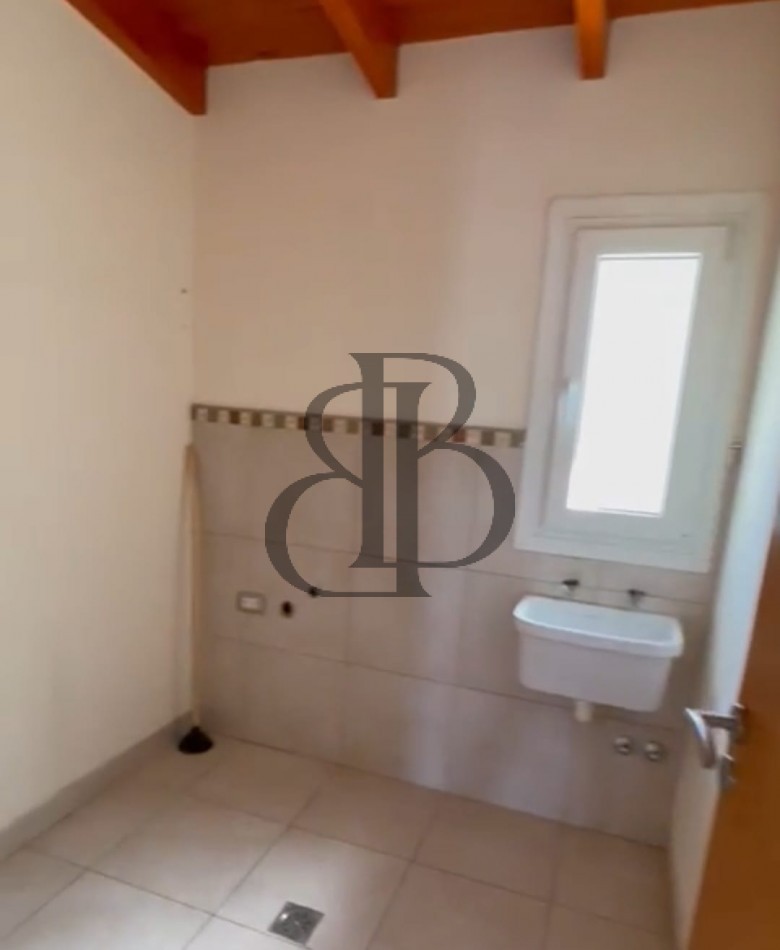 CASA EN VENTA CON PILETA EN RADA TILLY