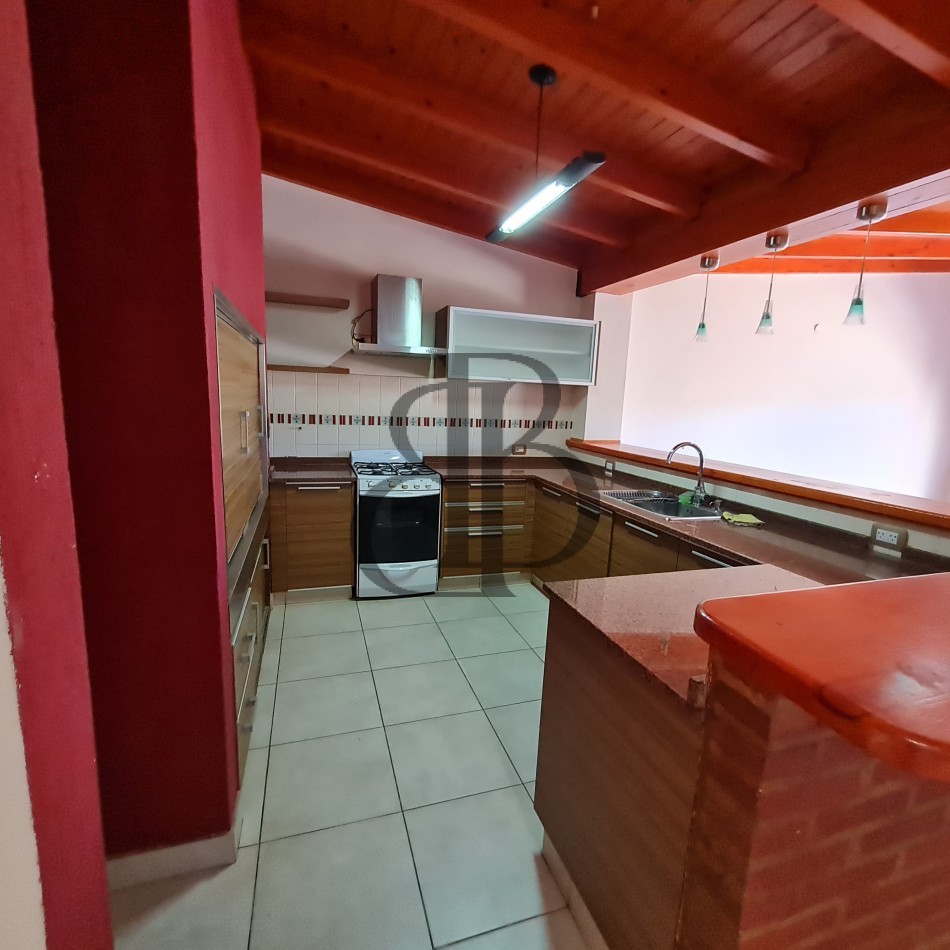 CASA EN VENTA CON PILETA EN RADA TILLY