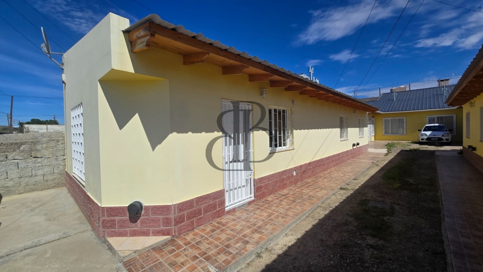 CASA DE 2 DORMITORIOS PATIO COMPARTIDO EN B° JUAN XXIII