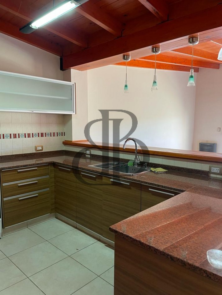 CASA EN VENTA CON PILETA EN RADA TILLY