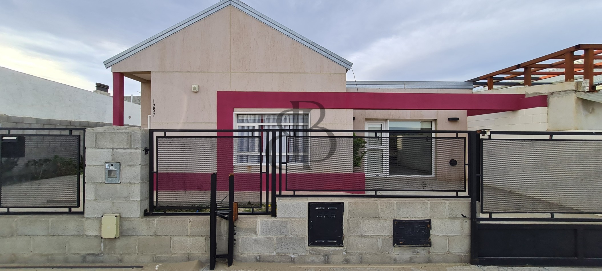 CASA EN VENTA CON PILETA EN RADA TILLY