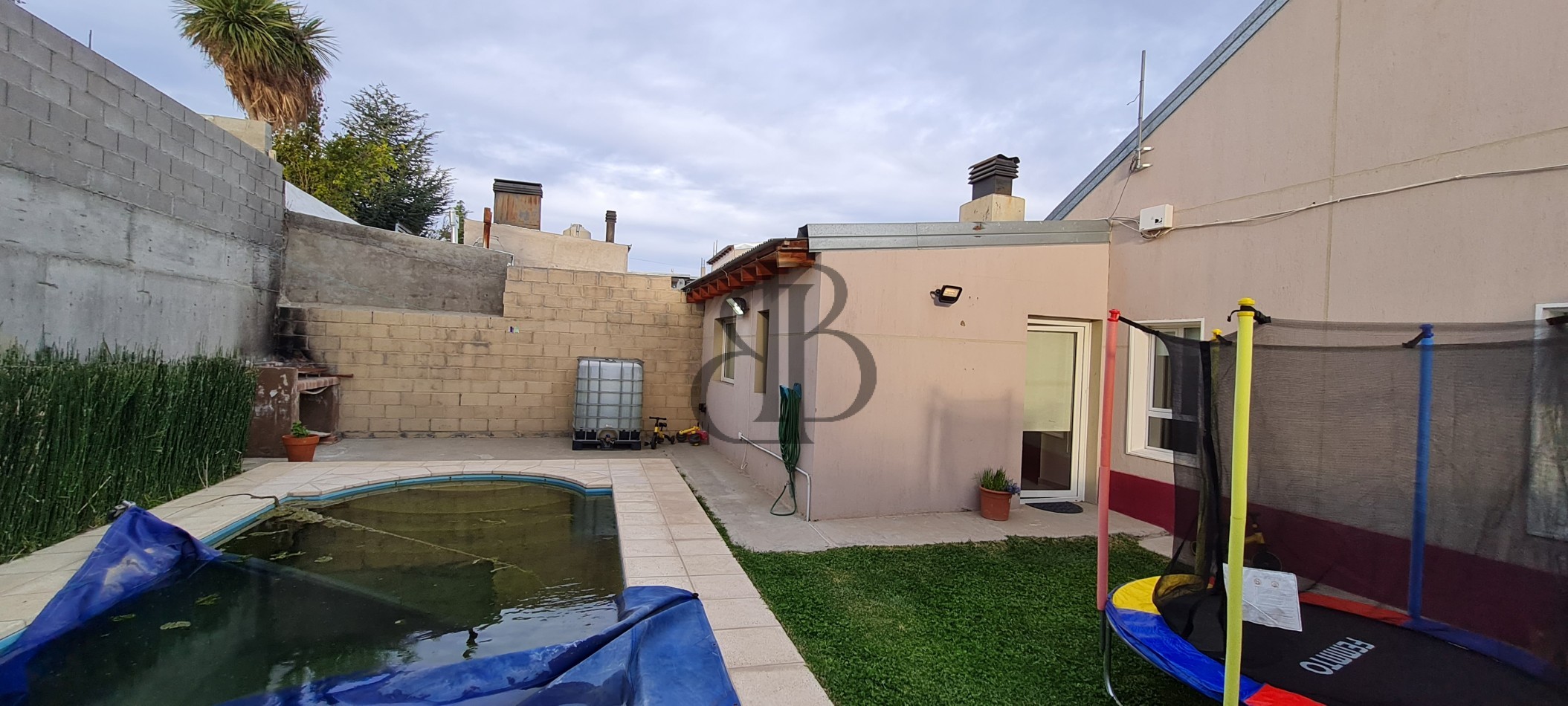 CASA EN VENTA CON PILETA EN RADA TILLY