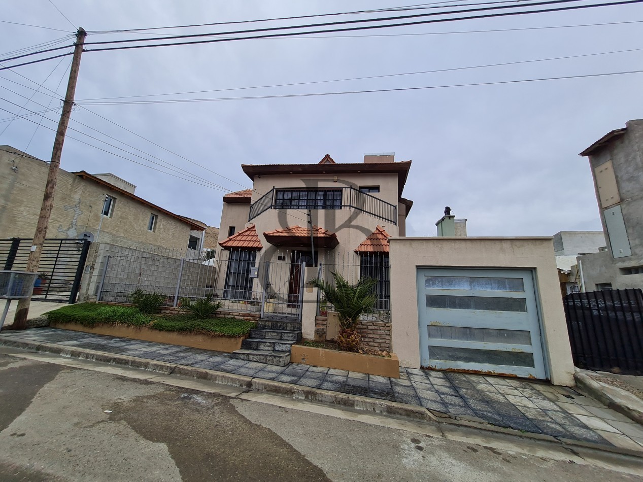 CASA EN VENTA 3 DORMITORIOS - B° DIVINA PROVIDENCIA