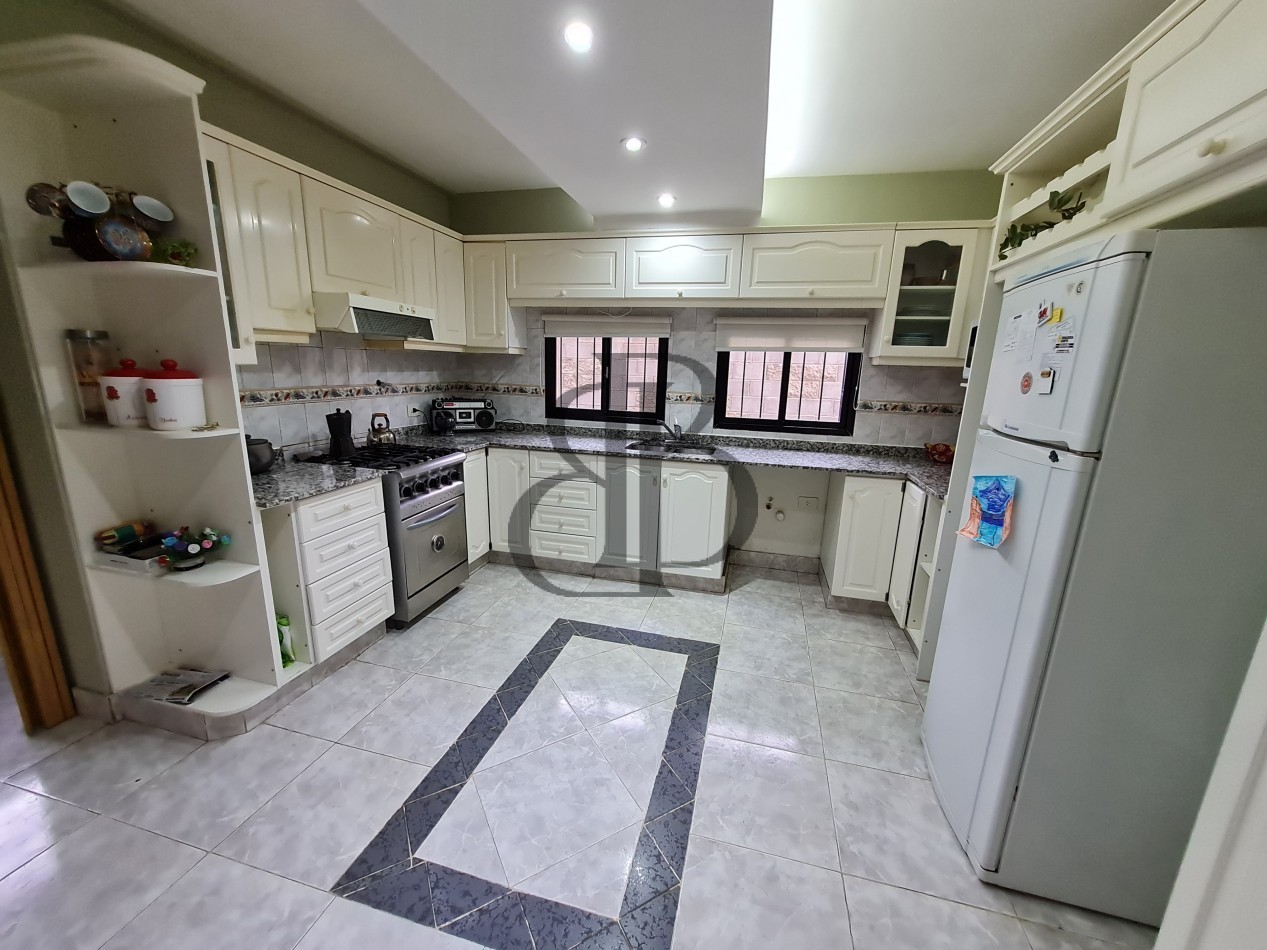 CASA EN VENTA 3 DORMITORIOS - B° DIVINA PROVIDENCIA