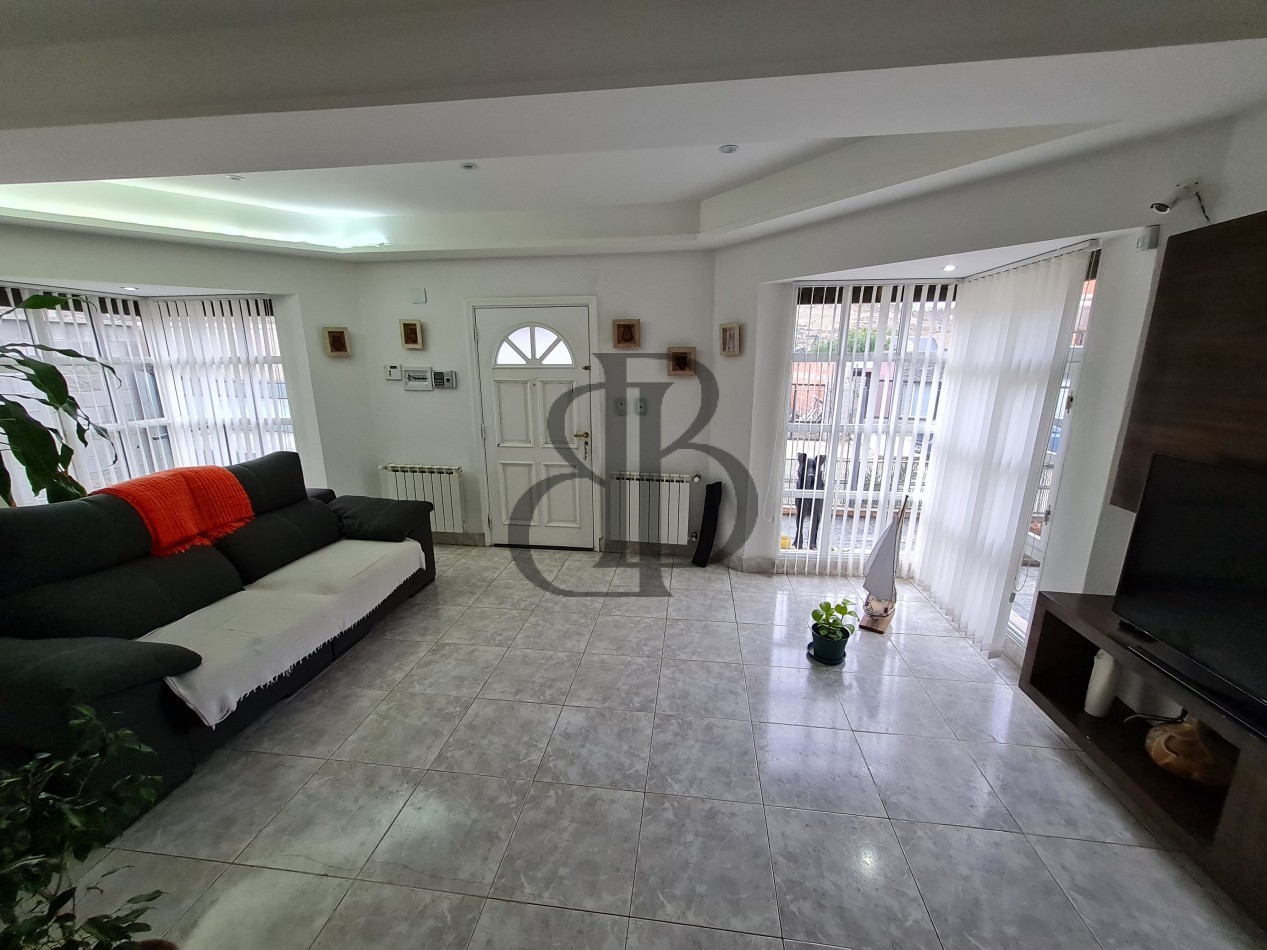 CASA EN VENTA 3 DORMITORIOS - B° DIVINA PROVIDENCIA