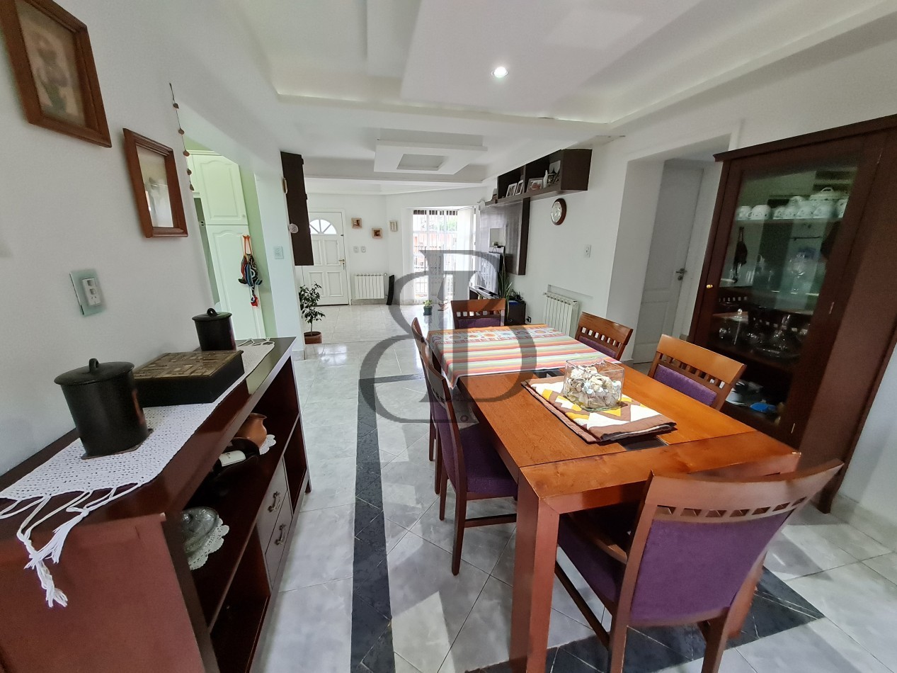 CASA EN VENTA 3 DORMITORIOS - B° DIVINA PROVIDENCIA